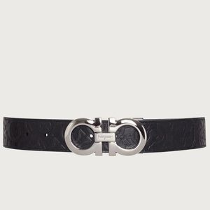 Reversible and adjustable Ferragamo Gancini belt.